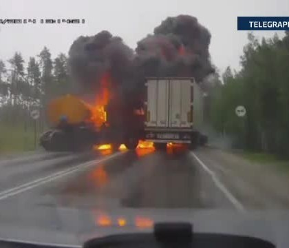Impact urmat de o explozie puternica, intre un camion si un TIR, in Rusia. TIR-ul transporta carburant Impact urmat de o explozie puternica, intre un camion si un TIR, in Rusia. TIR-ul transporta carburant