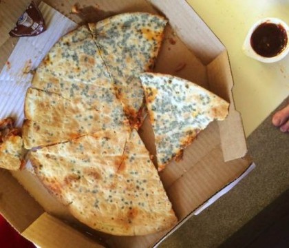 Un britanic a avut parte de o surpriza neplacuta cand a deschis o cutie de pizza de la un celebru lant Un britanic a avut parte de o surpriza neplacuta cand a deschis o cutie de pizza de la un celebru lant