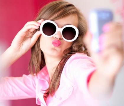 Opt din zece femei isi editeaza fotografiile de vacanta inainte de a le publica pe retelele de socializare