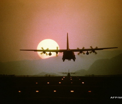 Cadavrul unui tanar de culoare, gasit in trenul de aterizare al unui avion Air Force. Autoritatile, in alerta Cadavrul unui tanar de culoare, gasit in trenul de aterizare al unui avion Air Force. Autoritatile, in alerta