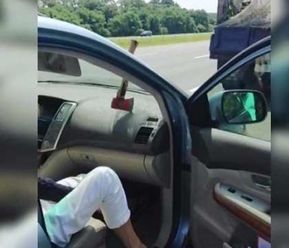 Au crezut ca nu vad bine. Un topor le-a spart parbrizul chiar in timp ce mergeau pe autostrada Au crezut ca nu vad bine. Un topor le-a spart parbrizul chiar in timp ce mergeau pe autostrada