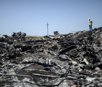 Catastrofa aviatica din Ucraina. Explozii puternice in zona prabusirii avionului malaezian, dupa sosirea expertilor internationali