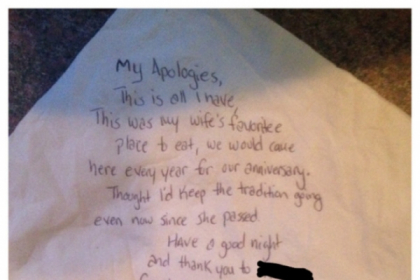 A intrat in restaurant trist si a mancat. Dupa ce a plecat, ospatarii au inceput sa planga