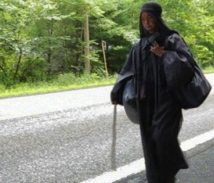 Femeia in negru care a devenit un fenomen national in Statele Unite. Americanii i-au creat chiar si o pagina pe Facebook
