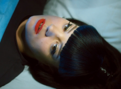 Lilly Allen ii parodiaza pe Robin Thicke si Miley Cyrus in clipul "Hard Out Here"! VIDEO Lilly Allen ii parodiaza pe Robin Thicke si Miley Cyrus in clipul "Hard Out Here"! VIDEO