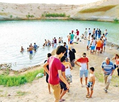 Lacul misterios care a aparut peste noapte in desert. Sute de turisti au venit pantru a vedea minunea: apa isi schimba culoarea Lacul misterios care a aparut peste noapte in desert. Sute de turisti au venit pantru a vedea minunea: apa isi schimba culoarea