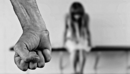 Un barbat care si-a amenintat si violat propria fiica timp de un an, condamnat la ani grei de inchisoare