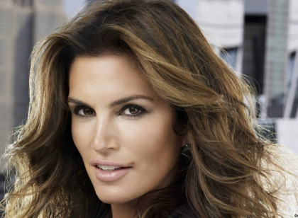 Cindy Crawford, sexy si goala la 47 de ani - Video Cindy Crawford, sexy si goala la 47 de ani - Video