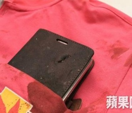 Un smartphone Samsung i-a salvat viata unui barbat din China impuscat pe strada. Glontul s-a oprit in telefonul purtat la piept. FOTO