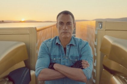 Van Damme a realizat o cascadorie in premiera! Vezi cat de periculoasa a fost faza - VIDEO