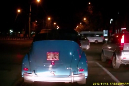 VIDEO. Momentul in care masina retro, unica in Moldova, e lovita in plin de un Volkswagen