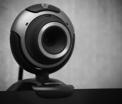 Femeie condamnata la inchisoare pentru ca a facut sex cu fiul ei de 12 ani, in timp ce iubitul ei ii urmarea pe camera web