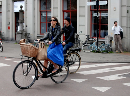S-a inventat casca de protectie invizibila pentru biciclisti - Video S-a inventat casca de protectie invizibila pentru biciclisti - Video