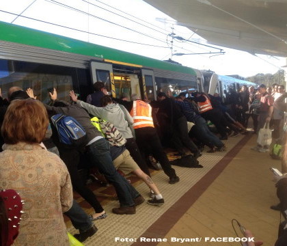 "Impingeti, ACUM!" Situatie neobisnuita intr-o statie de metrou din Australia, unde calatorii au fost nevoiti sa salveze un barbat. VIDEO