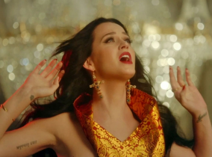 Vezi 45 de secunde din noul clip Katy Perry - "Unconditionally" - Video Vezi 45 de secunde din noul clip Katy Perry - "Unconditionally" - Video