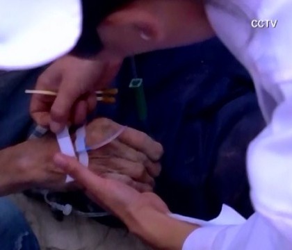 La trei zile de la cutremurul din China, echipele de salvare au gasit o supravietuitoare: o femeie de 88 de ani La trei zile de la cutremurul din China, echipele de salvare au gasit o supravietuitoare: o femeie de 88 de ani