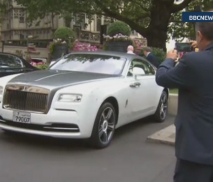 Masinile de lux, noua atractie turistica din capitala Angliei. Cat valoreaza un Ferrari placat complet cu aur