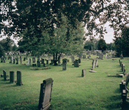 Un tanar a fost amendat in Marea Britanie pentru ca s-a prefacut ca este o fantoma intr-un cimitir Un tanar a fost amendat in Marea Britanie pentru ca s-a prefacut ca este o fantoma intr-un cimitir