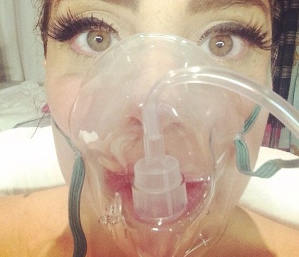 Lady Gaga, internata de urgenta. Selfie-ul postat pe Twitter de catre cantareata a facut inconjurul lumii Lady Gaga, internata de urgenta. Selfie-ul postat pe Twitter de catre cantareata a facut inconjurul lumii