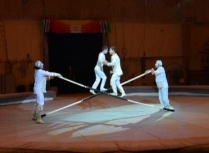 Nevoit sa-si execute acrobatiile departe de casa. Cum a ajuns un circar de la noi sa cucereasca lumea Nevoit sa-si execute acrobatiile departe de casa. Cum a ajuns un circar de la noi sa cucereasca lumea