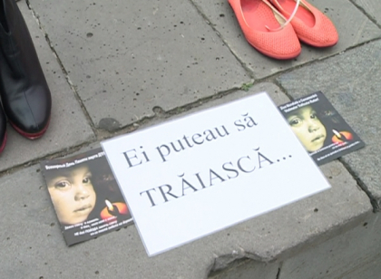Isi aminteau cu lacrimi. Cum au fost comemorate la Chisinau victimele accidentelor rutiere Isi aminteau cu lacrimi. Cum au fost comemorate la Chisinau victimele accidentelor rutiere