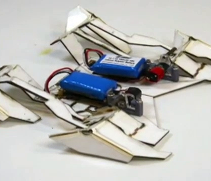 Primul "robot origami, care se pliaza si se deplaseaza singur, creat de cercetatorii americani Primul "robot origami, care se pliaza si se deplaseaza singur, creat de cercetatorii americani