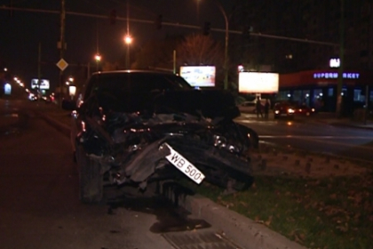 Accident grav in Chisinau, cu implicarea unui taxi: "O fetita a fost aruncata din masina". VIDEO