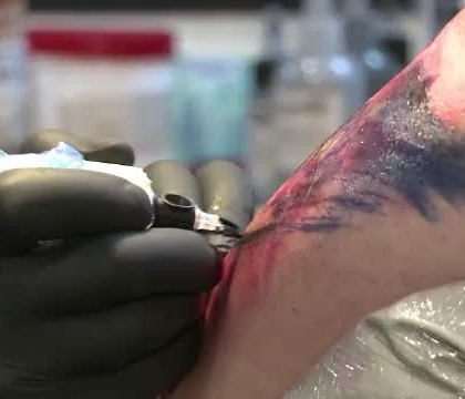 Parintii l-au lasat sa isi faca un tatuaj cu un personaj din Star Wars. Dupa o saptamana, a ajuns in stare grava la spital Parintii l-au lasat sa isi faca un tatuaj cu un personaj din Star Wars. Dupa o saptamana, a ajuns in stare grava la spital