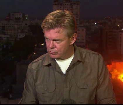 Corespondent CNN luat prin surprindere de bombardamente, in Fasia Gaza. Ce reactie a avut cand o cladire a fost aruncata in aer Corespondent CNN luat prin surprindere de bombardamente, in Fasia Gaza. Ce reactie a avut cand o cladire a fost aruncata in aer