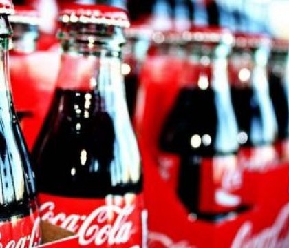 Un tanar si-a cerut iubita in casatorie intr-un mod inedit. Cum si-a transmis mesajul cu ajutorul unor sticle de Coca-Cola