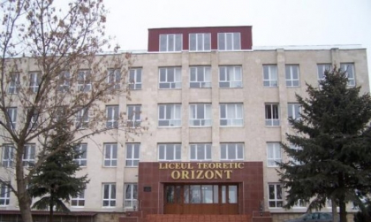Directorul Liceului Teoretic Orizont din capitala, retinut pe aeroportul Chisinau, tocmai inainte de plecare