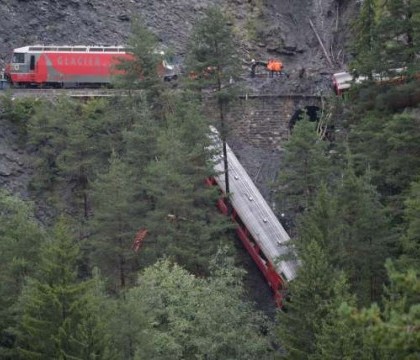Imaginile unui cosmar trait in Elvetia. Vagoanele unui tren atarna pe marginea unei prapastii dupa ce au deraiat