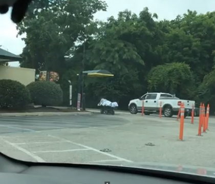 McDonald\'s creeaza dependenta. Cum a fost filmat un barbat din Statele Unite in fata unui restaurant McDonald\'s creeaza dependenta. Cum a fost filmat un barbat din Statele Unite in fata unui restaurant