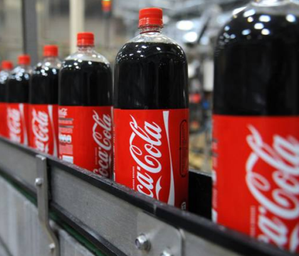 "Imparte o Coca Cola cu...". Compania a fost criticata dur pentru continuarea acestui mesaj intr-o reclama