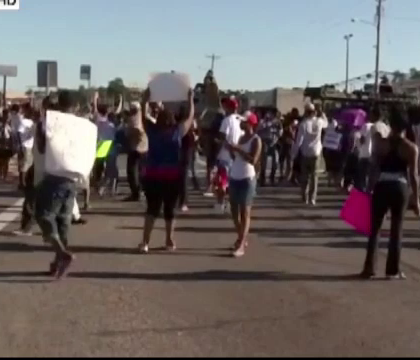 Reactia violenta a autoritatilor in orasul din Statele Unite unde a fost ucis un tanar de catre politie. Apelul presedintelui Obama Reactia violenta a autoritatilor in orasul din Statele Unite unde a fost ucis un tanar de catre politie. Apelul presedintelui Obama