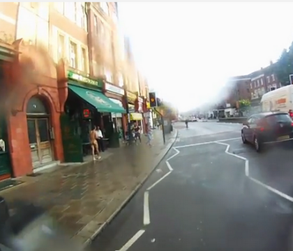 Moment bizar in Marea Britanie. Ce a filmat un barbat care se plimba cu bicicleta pe o strada din Londra Moment bizar in Marea Britanie. Ce a filmat un barbat care se plimba cu bicicleta pe o strada din Londra