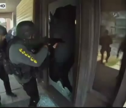 Intamplare ca in filme, in Statele Unite. Trupele SWAT au intrat in forta peste o batrana, cu grenade, dupa ce au gresit adresa Intamplare ca in filme, in Statele Unite. Trupele SWAT au intrat in forta peste o batrana, cu grenade, dupa ce au gresit adresa