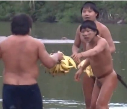 Un alt grup de indieni amazonieni intra in contact cu lumea exterioara Un alt grup de indieni amazonieni intra in contact cu lumea exterioara