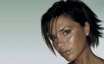 Victoria Beckham a donat 300 de perechi de pantofi in scop caritabil! - FOTO