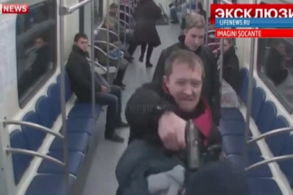 Scene socante in metroul din Moscova. Un emigrant este impuscat in cap, in vazul tuturor Scene socante in metroul din Moscova. Un emigrant este impuscat in cap, in vazul tuturor