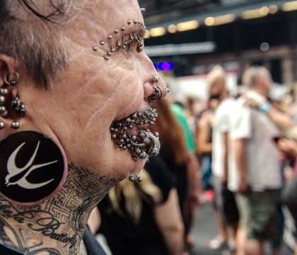 Barbatul cu cele mai multe piercing-uri din lume nu i-a fost permis sa intre in Dubai. Ce s-a intamplat Barbatul cu cele mai multe piercing-uri din lume nu i-a fost permis sa intre in Dubai. Ce s-a intamplat