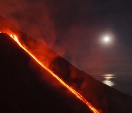 Imagini spectaculoase cu Vulcanul Stromboli care erupe de pe coasta Siciliei. VIDEO
