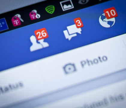 Tanarul care imita perfect sunetul notificarilor de la Facebook. Cum s-a amuzat pe seama unui prieten Tanarul care imita perfect sunetul notificarilor de la Facebook. Cum s-a amuzat pe seama unui prieten