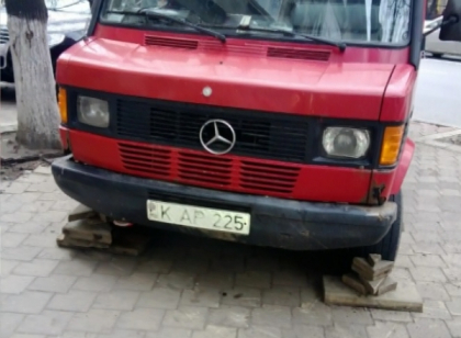 Trotuar in loc de frana. Solutia inedita a unui chisinauian pentru ca microbuzul sau sa n-o ia la vale