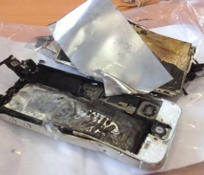 Pasagerii au fost nevoiti sa coboare din avion din cauza unui iPhone. Ce s-a intamplat la bord