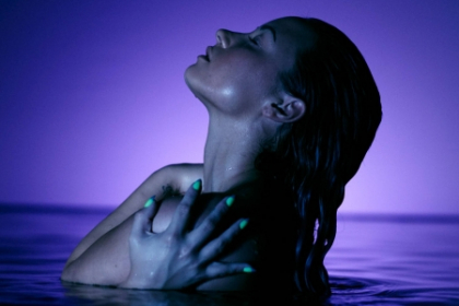 Demi Lovato apare dezgolita in noul videoclip - "Neon Lights"! - Video Demi Lovato apare dezgolita in noul videoclip - "Neon Lights"! - Video