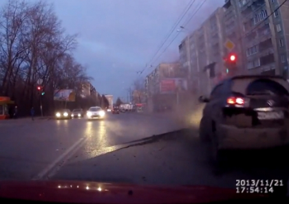 Nu credeai ca e posibil asa ceva. O Toyota, cat pe ce sa fie INGHITITA de asfalt. VIDEO INCREDIBIL