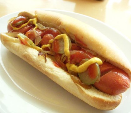 Si-a cerut iubita in casatorie folosind 1001 hotdogi. Ce se ascunde, de fapt, in spatele gestului