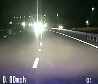 Masina condusa de un sofer bolnav psihic, pe o autostrada din Marea Britanie. Cum au evitat politistii o tragedie Masina condusa de un sofer bolnav psihic, pe o autostrada din Marea Britanie. Cum au evitat politistii o tragedie