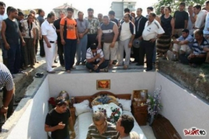 Uite cum isi INGROAPA un clan de romi MORTUL! Nu o sa-ti vina sa crezi ce i-au pus in mormant!
